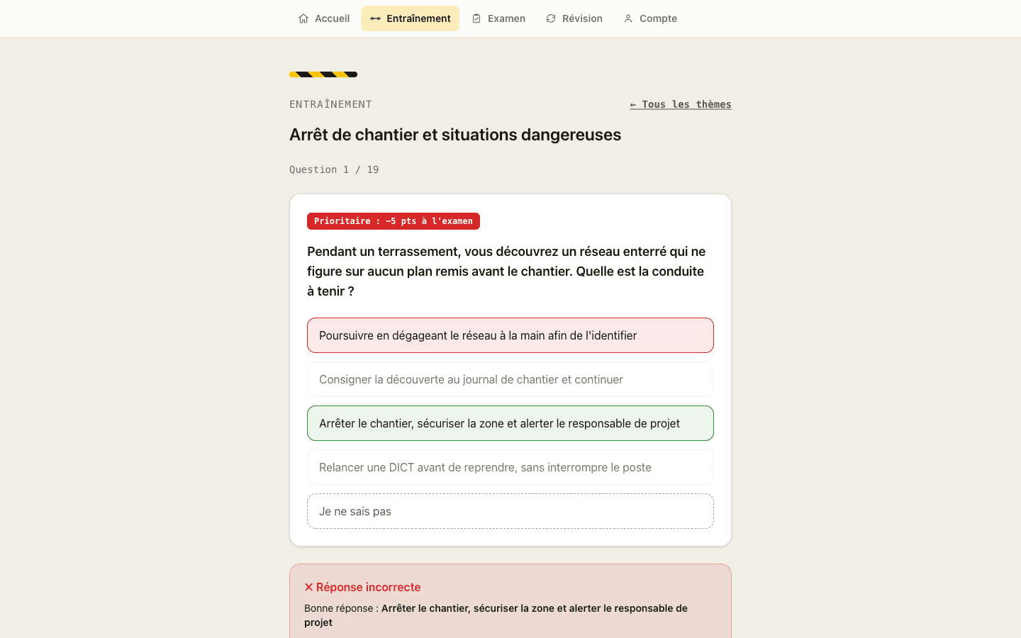 Une question d'entraînement corrigée : la mauvaise réponse en rouge, la bonne en vert, et l'explication en dessous